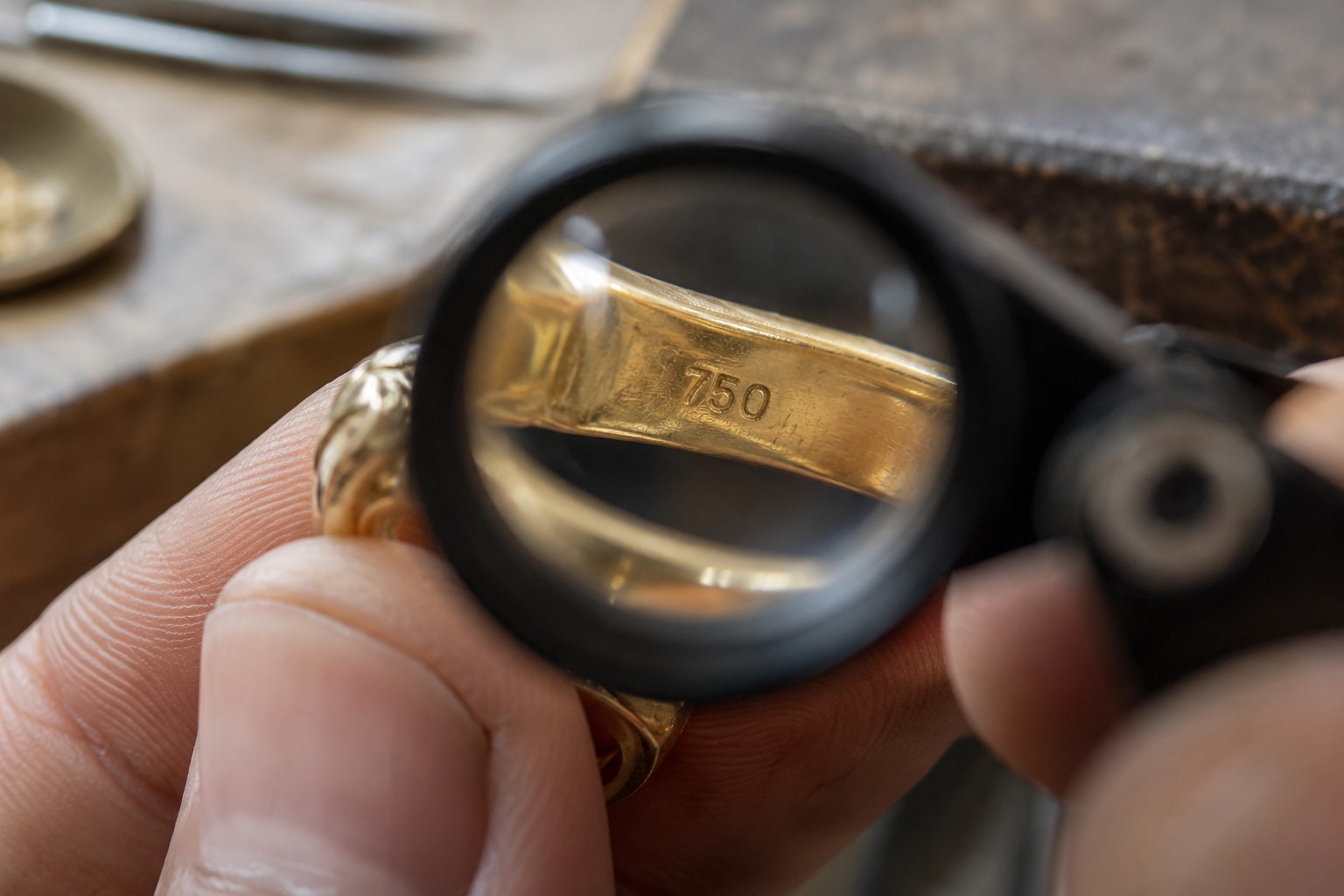 Kode kadar pada bagian dalam cincin diperiksa dengan kaca pembesar
